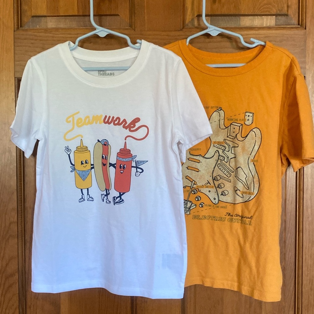 Short sleeve t shirts. Size Medium